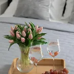 Functional With 2 Bedrooms And Parking By Renters *