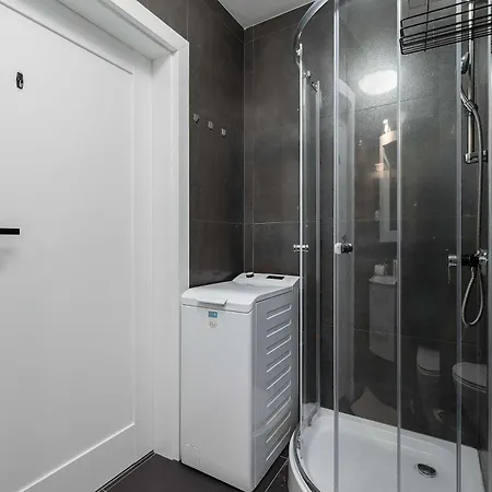 Functional With 2 Bedrooms And Parking By Renters Międzywodzie