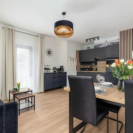 Functional With 2 Bedrooms And Parking By Renters Międzywodzie