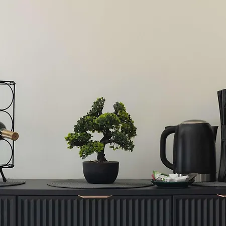 Functional With 2 Bedrooms And Parking By Renters *
