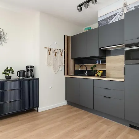 Functional With 2 Bedrooms And Parking By Renters Międzywodzie