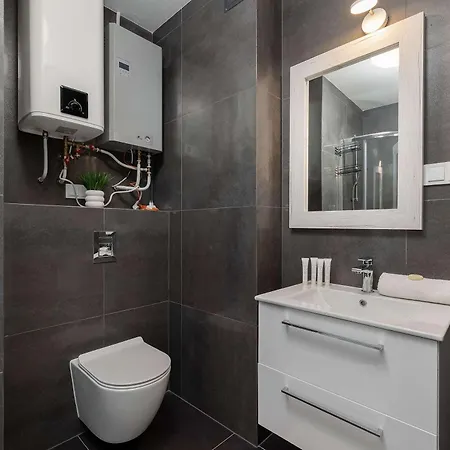 Functional With 2 Bedrooms And Parking By Renters アパート ミエンジボジェ